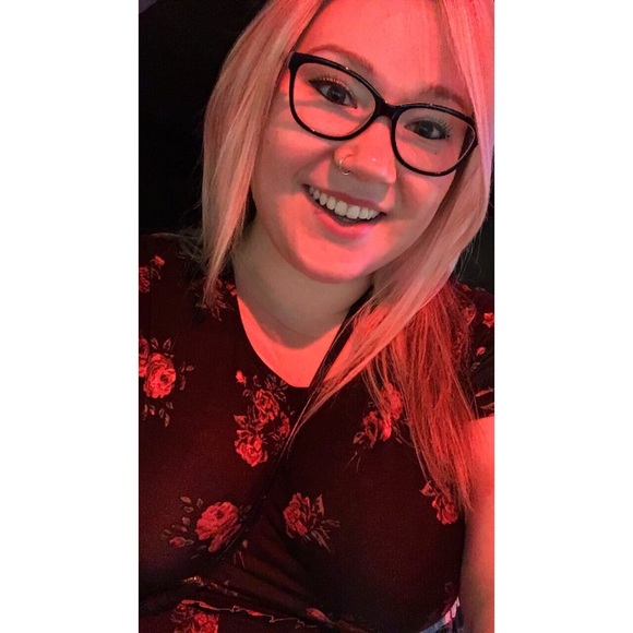 💕 Meet Your Posher 💕 - Picture 4 of 6